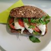 Broodje mozzarella, pesto, rucola en tomaat