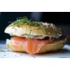 Broodje gerookte zalm met roomkaas,komkommer en slamix