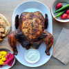 Geroosterde Poussin van de rotisserie, Jack Daniels wiskey smoked bbq smaak met frietjes