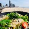 Salade met geitenkaas, noten en appel met honing-mosterddressing