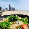 Salade met gegrilde bloemkool en kikkererwten, tahindressing en pappadum