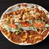 Lahmacun met kippenvlees en groente