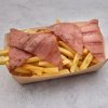 Portie friet beladen met ham