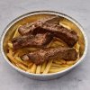 Portie friet beladen met spareribs