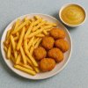 Patat met kip nuggets en appelmoes