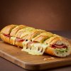 Stokbrood met kruidenboter, salami en kaas