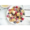 Poffertjes vers fruit aardbei en poedersuiker